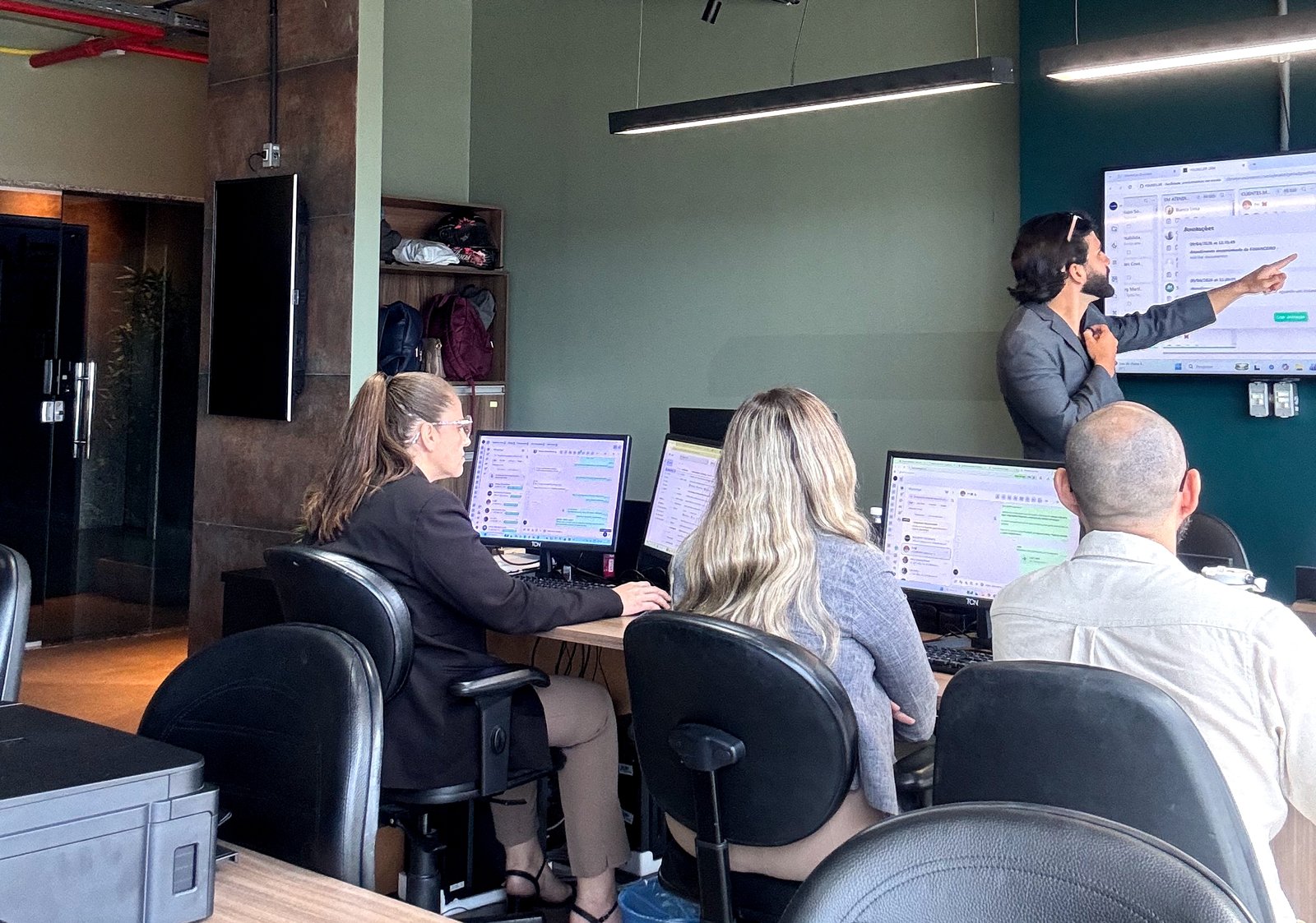 Michel Paiva em bastidores de implementação comercial
